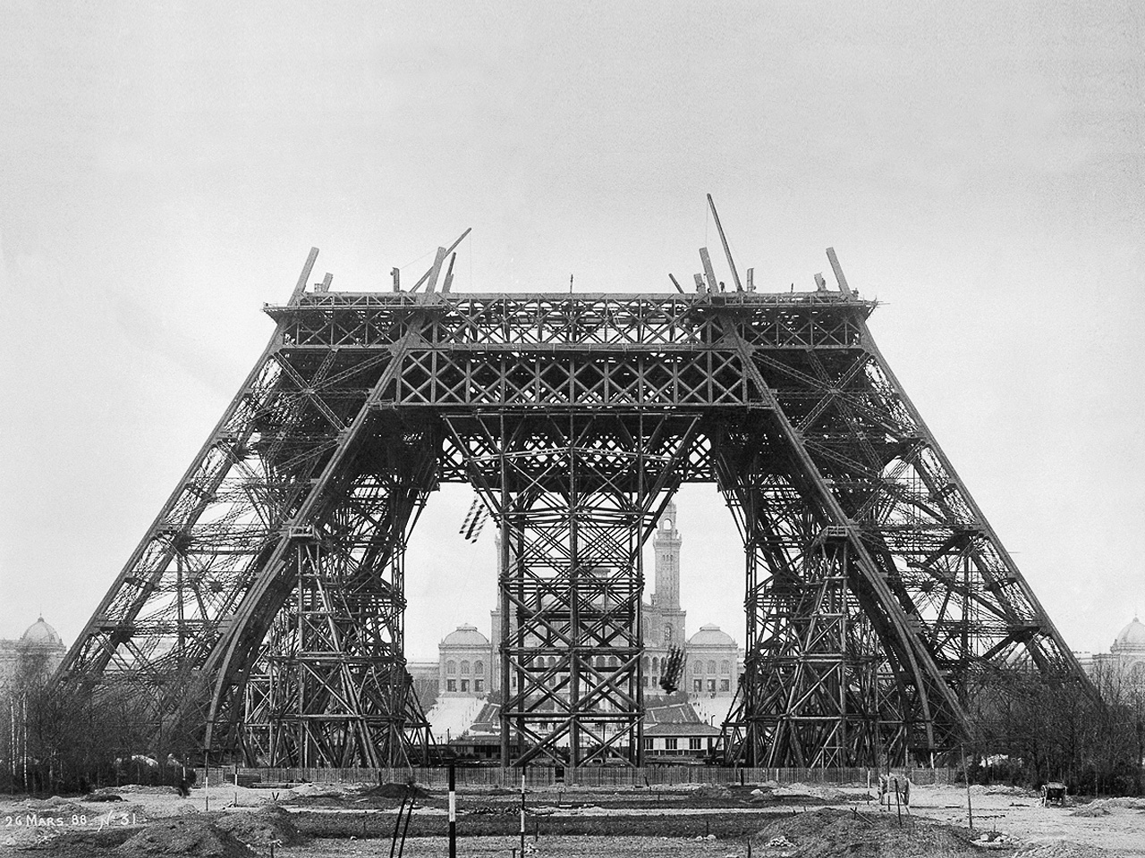 Date De Construction De La Tour Eiffel : Insolite : une photo colorisée
